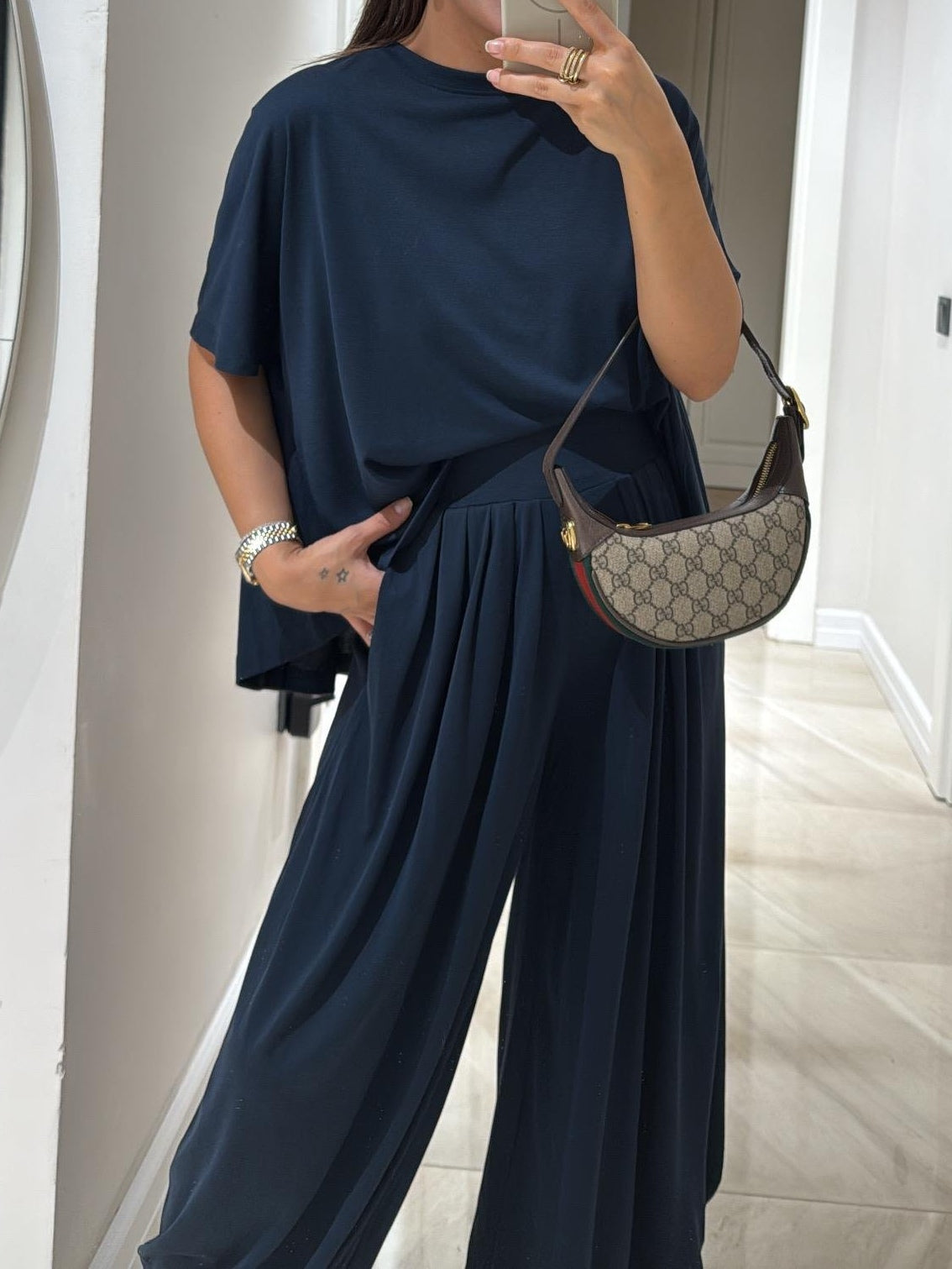 Conjunto informal en gris claro y pantalones de pierna ancha