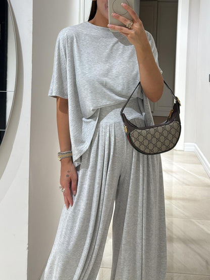 Conjunto informal en gris claro y pantalones de pierna ancha