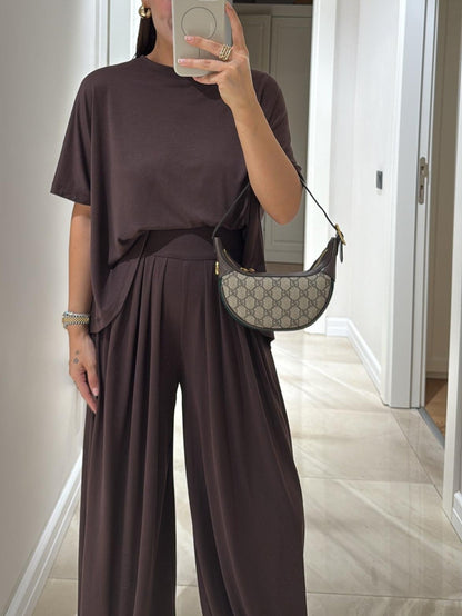 Conjunto informal en gris claro y pantalones de pierna ancha