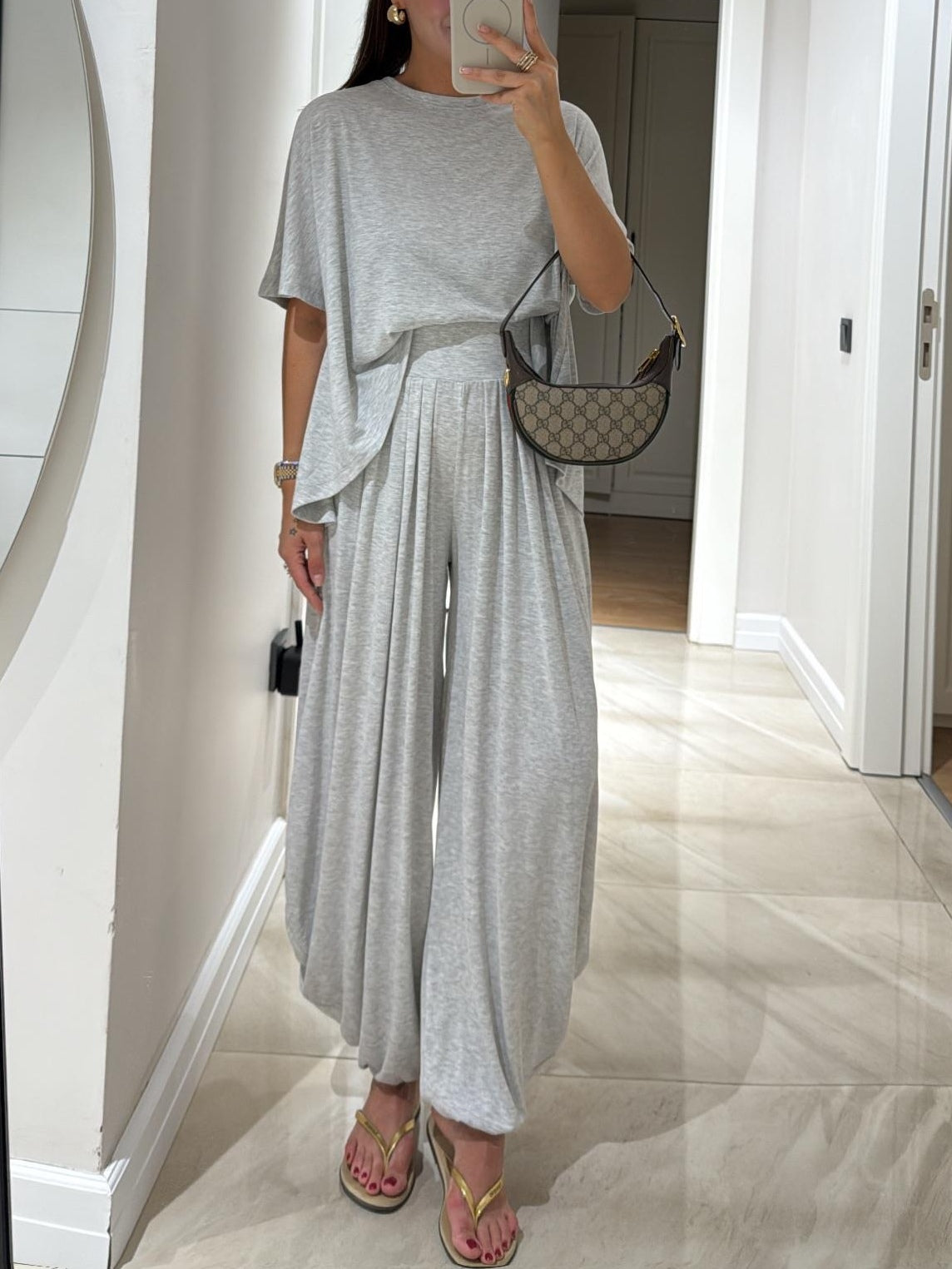 Conjunto informal en gris claro y pantalones de pierna ancha