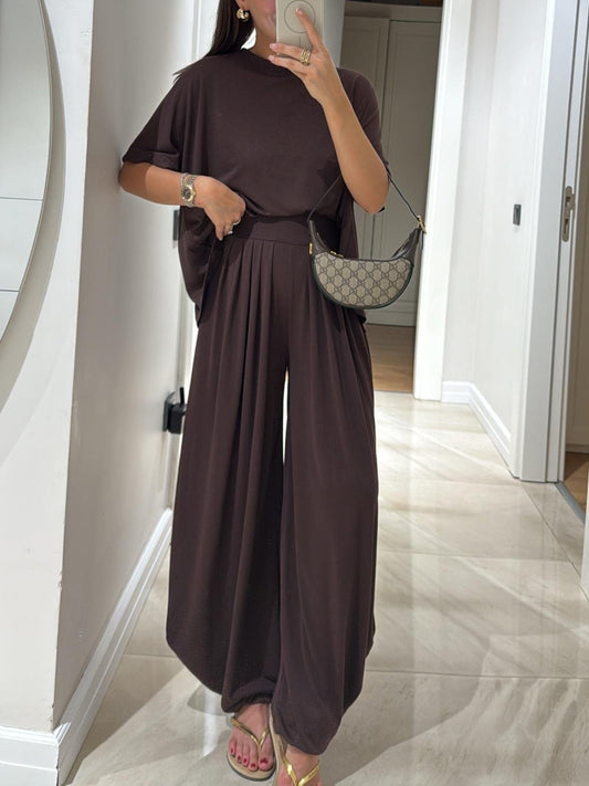 Conjunto informal en gris claro y pantalones de pierna ancha