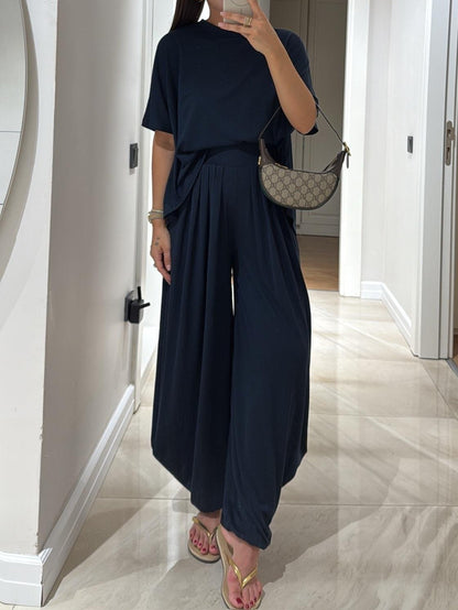 Conjunto informal en gris claro y pantalones de pierna ancha